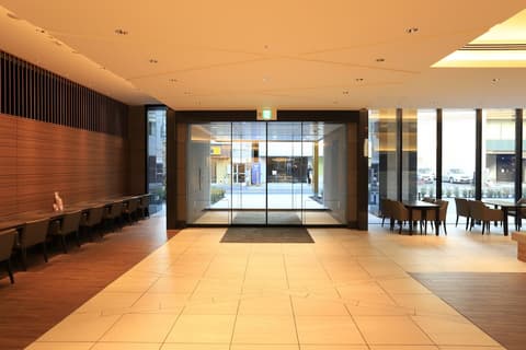 Smile Hotel Premium Osaka Hommachi, Interior entrance