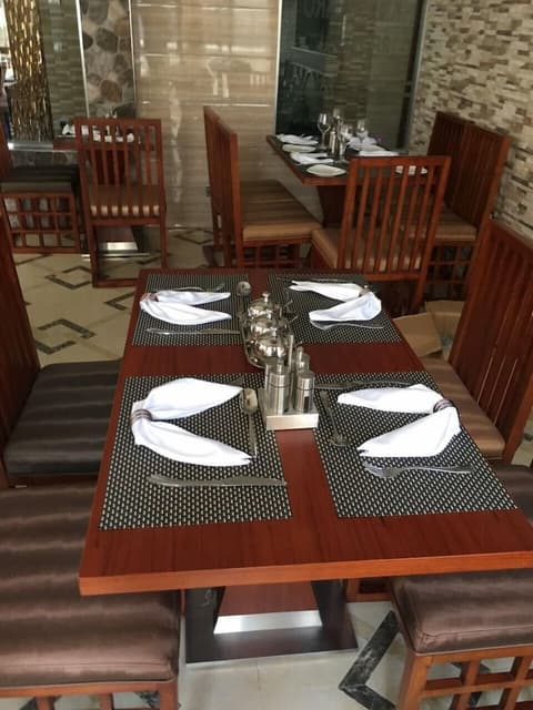 Zimbo Golden Hotel, Restaurant