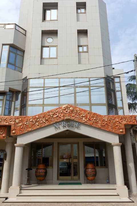 Hotel M'Rode, Property entrance