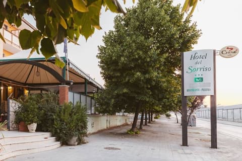 Villa del Sorriso, Property entrance