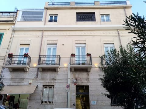 Domus Nova, Front of property