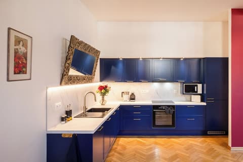 Decadent Art Deco Apartment in Old Town, Private kitchen