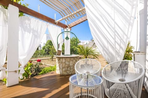 Hotel Abril 37, Property grounds