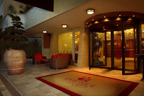 Semiramide Palace Hotel, Interior entrance