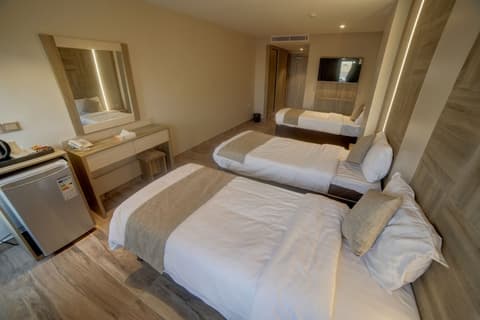 Mass Paradise Hotel, 