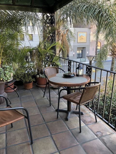 The Historic Broadlind Hotel at Long Beach Convention Center, Lobby lounge