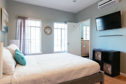 The Historic Broadlind Hotel at Long Beach Convention Center, Room