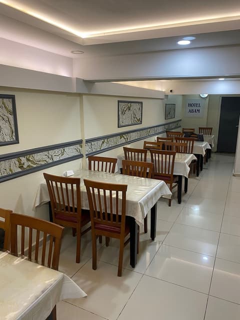 Abam Hotel, Restaurant