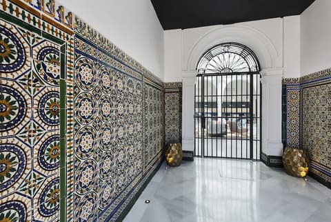 One Shot Conde Torrejón, Interior entrance