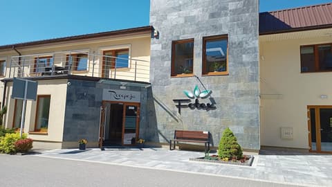 Fotex, Front of property