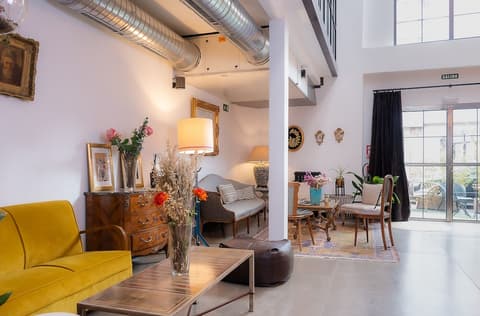 LaNave, Lobby sitting area