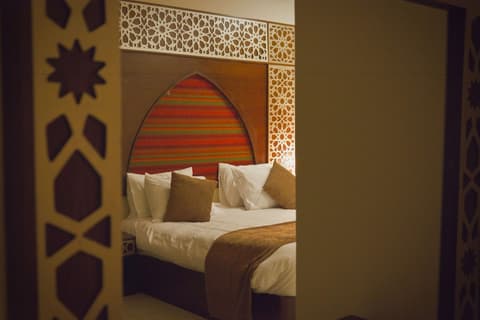 Pyramids Valley, Room