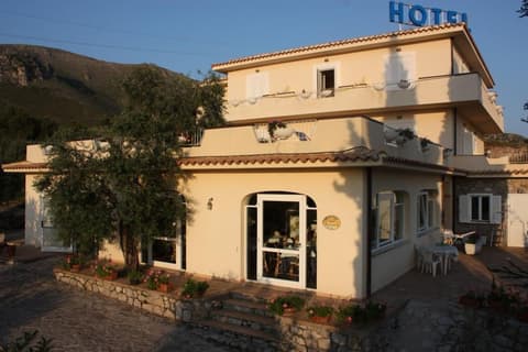 Hotel Belvedere, Front of property