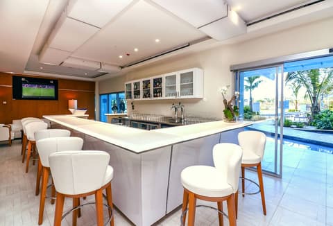 Harbor Club St. Lucia, Curio Collection by Hilton, In-room dining