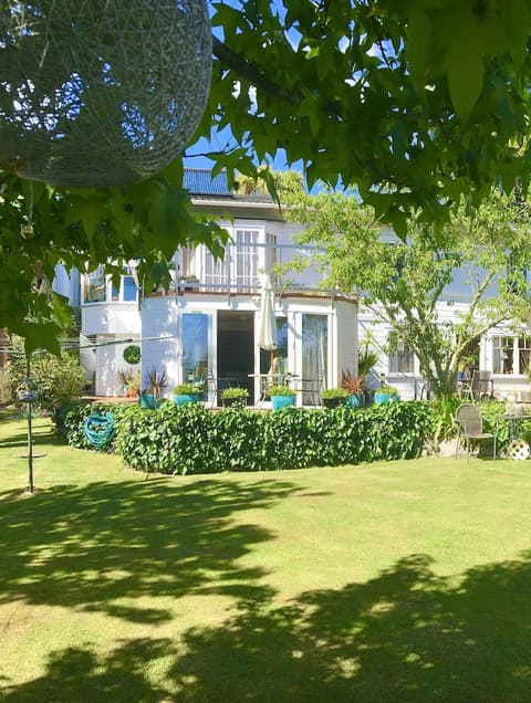 Ah House Nelson City B&B, Property grounds