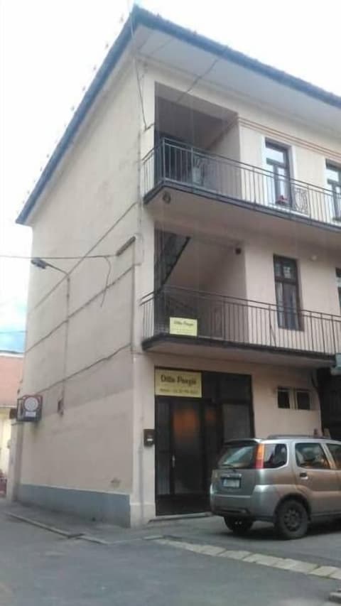 Ditta Panzio, Front of property