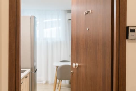 Olympus Residence, Interior entrance