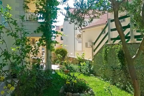 Ratac Apartments, Garden