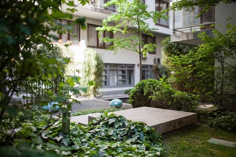 Quality Point Apartments 0-24 reception, Property grounds