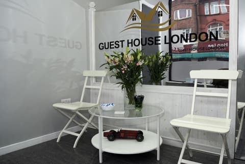 Guest House London, Lobby sitting area
