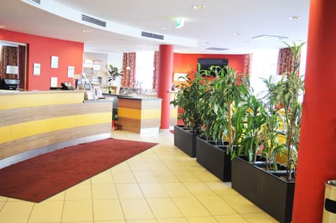 Hotel Senator, Reception