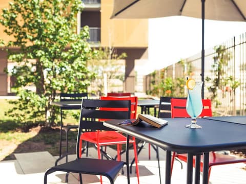 ibis Lyon Carré de Soie, Bar (on property)