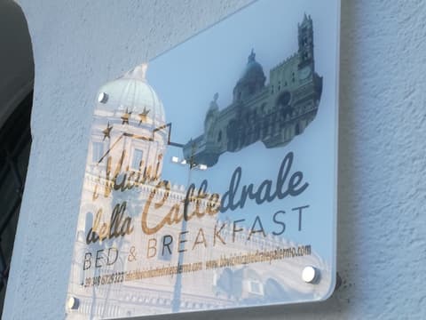 I vicini della cattedrale, Property entrance