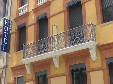 Hôtel Le Pastel, Front of property