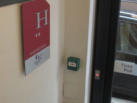 Hôtel Le Pastel, Interior entrance