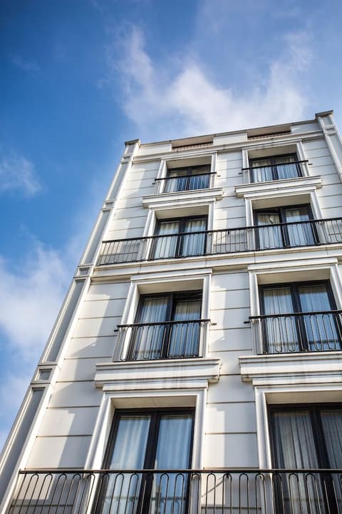 The White Orient Hotel, Front of property