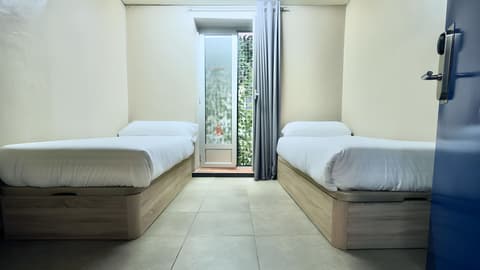 Ideal Youth Hostel, Room