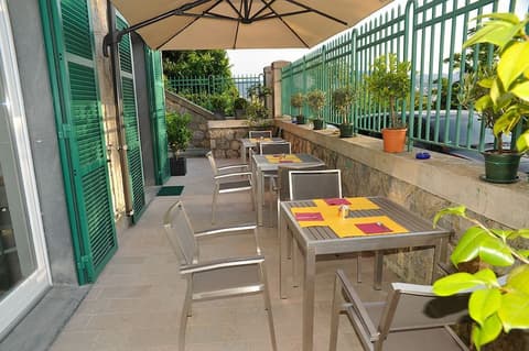 Via delle 5 Terre, Outdoor dining