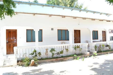 Union Beach Bungalows, Property grounds