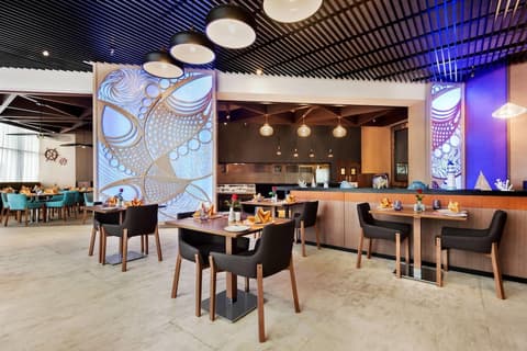 Wyndham Garden Ajman Corniche, Dining