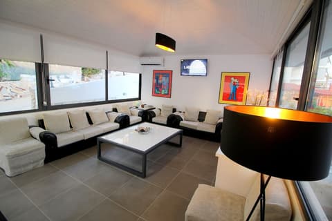 Hotel Olympia, Reception