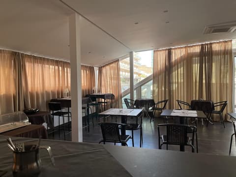 8 Room Hotel, Breakfast area