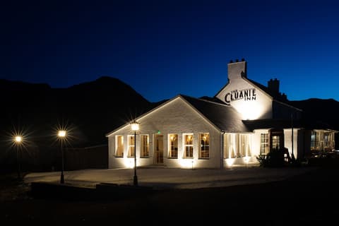 The Cluanie Inn, Exterior