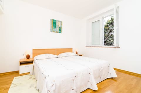 Nikola Apartments, Room