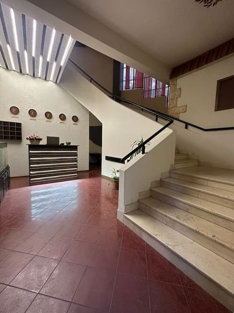 Bella Hotel, Reception