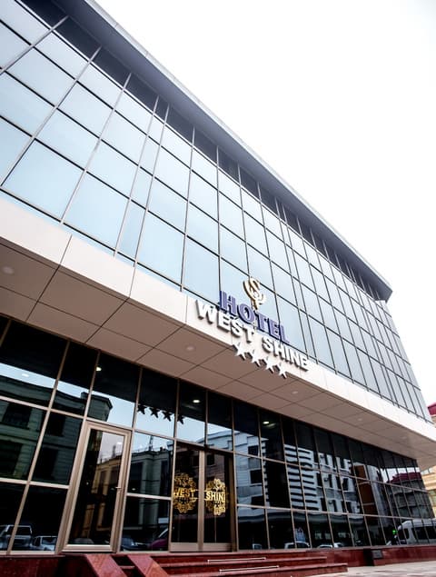 West Shine Hotel, Interior entrance