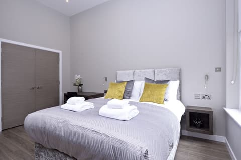 Nelson Mandela Place, Room