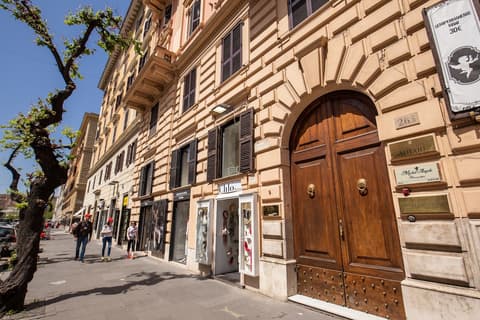 Chester Suites, Exterior