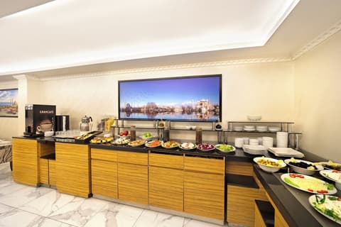 Deluxe Newport Hotel - Old City, Breakfast buffet