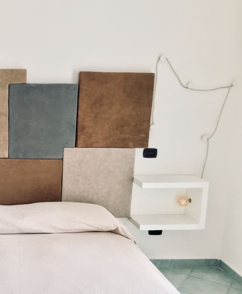 Black Market Hotel, Room