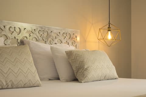 Medellín Vibes, Room