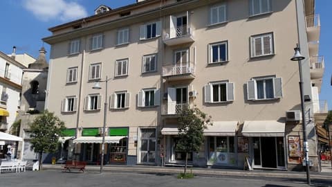 L'Insolita Reggia, Exterior