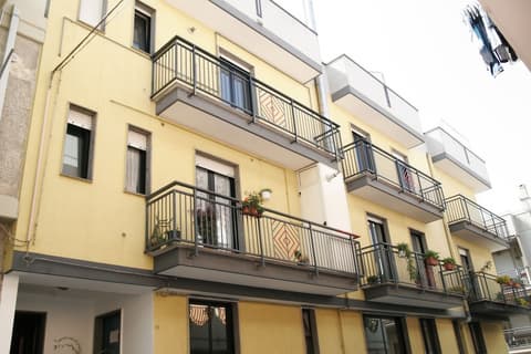 Stupor Mundi, Front of property