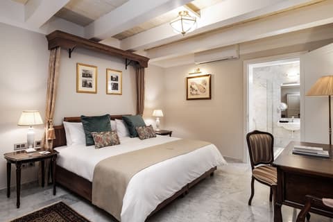 Palais Le Brun, Room