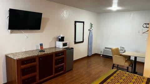 New American Inn and Suites, Room