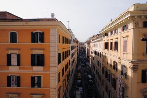 Alex Romano, Exterior